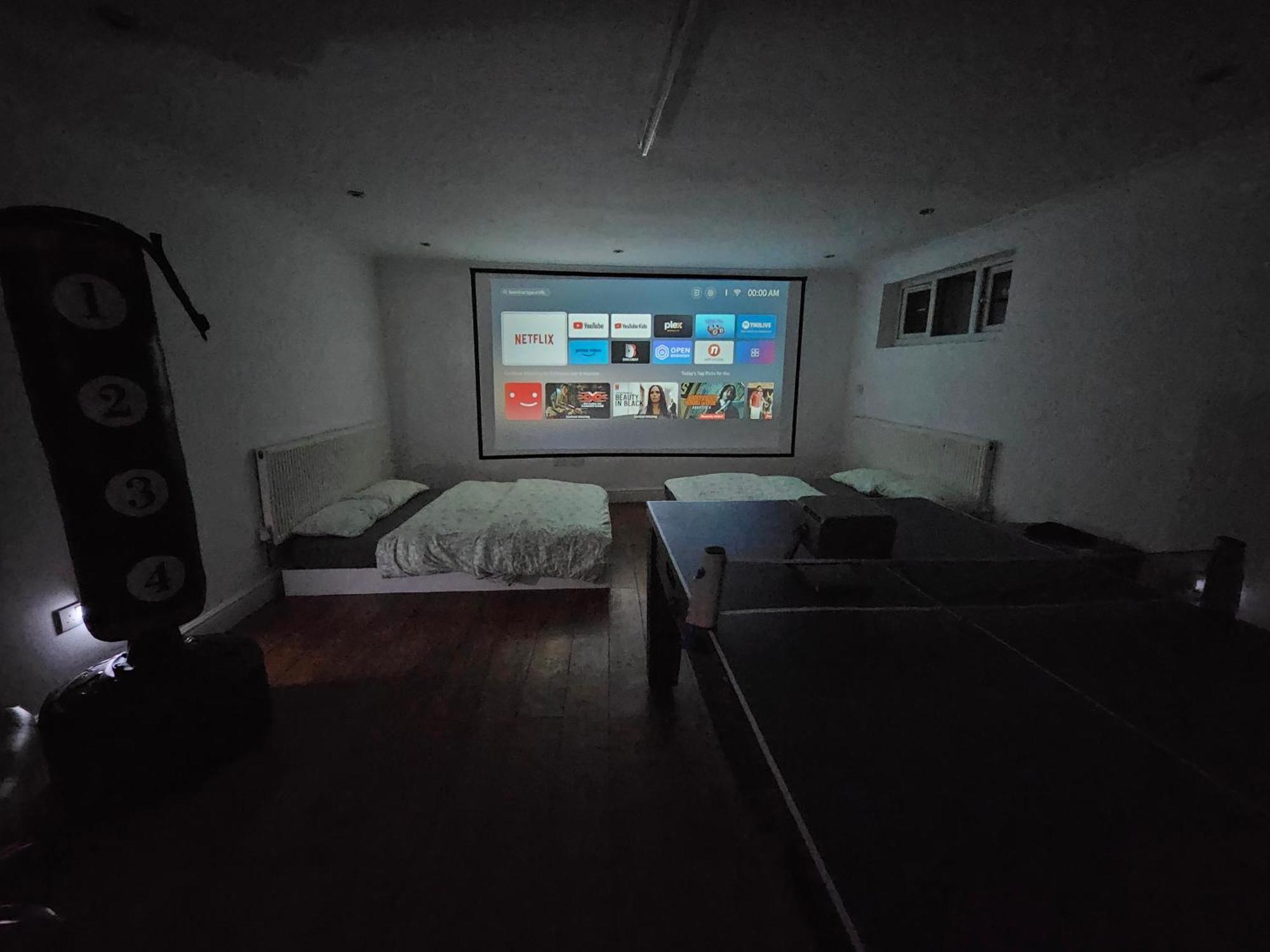 Large Annexe With Games Room Pool Table Ping Pong Air Hockey Movie Projector Windsor Exterior photo